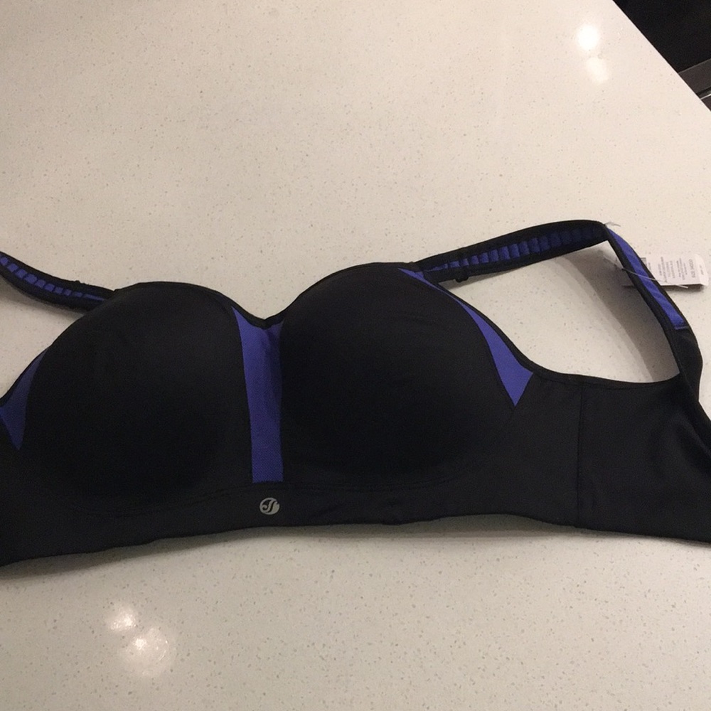 34DD sports bra